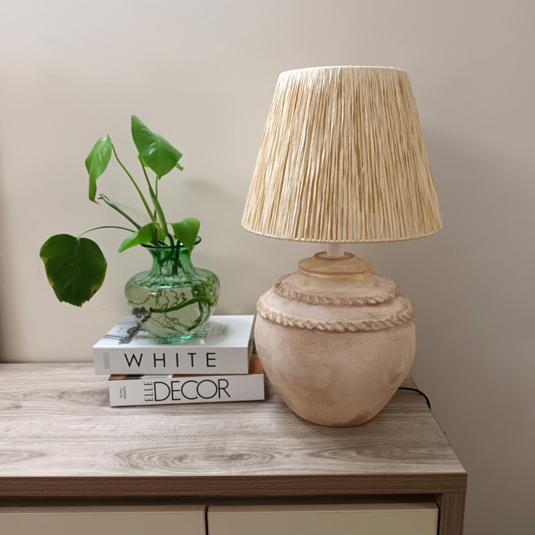 پایه شکلاتی طلایی با شید رافیا کرم